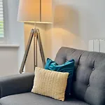 Moorgate View With Free On Street Parking *