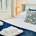 Moorgate View With Free On Street Parking *