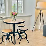 Moorgate View With Free On Street Parking *