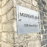 Moorgate View With Free On Street Parking *