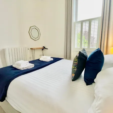 Moorgate View With Free On Street Parking *