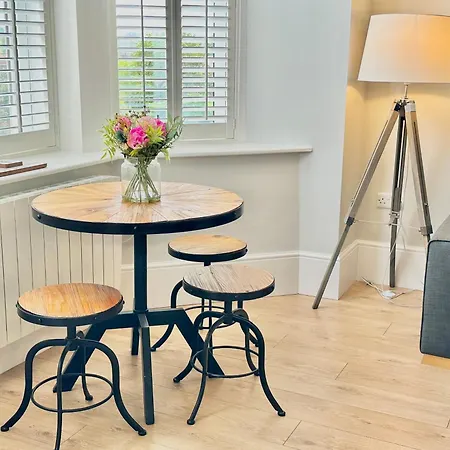 Moorgate View With Free On Street Parking *