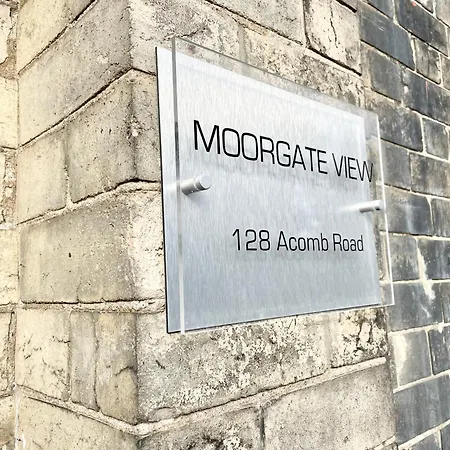 Moorgate View With Free On Street Parking *