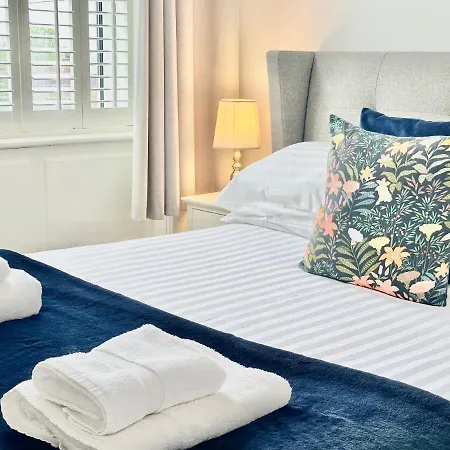 Moorgate View With Free On Street Parking *